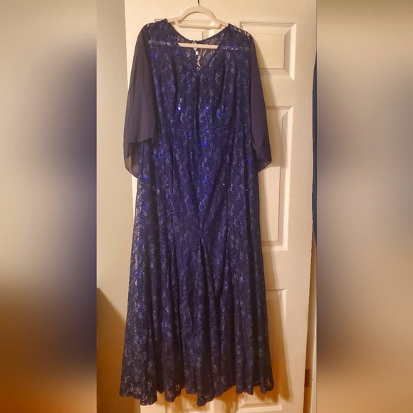 Dresses & Skirts - NWT Ld's Long evening gown Size 2xl Navy Blue with lace & sequins.